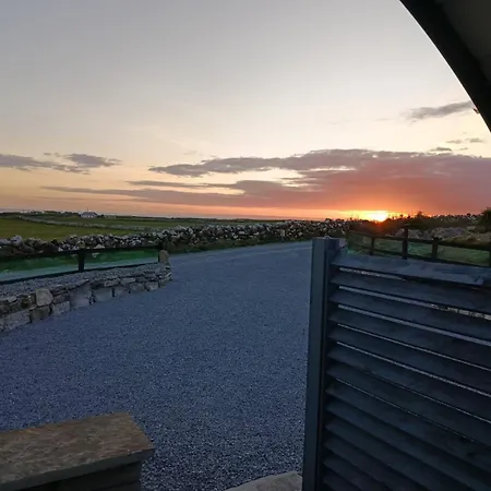 Hillside Hideaway Chalet *