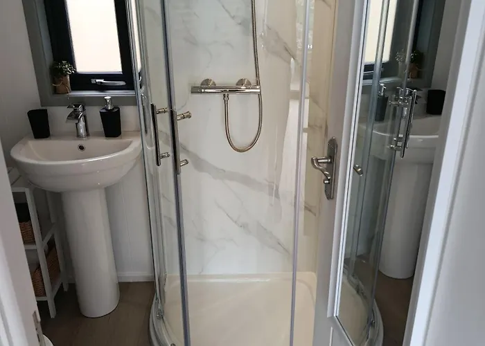 Hillside Hideaway Chalet *