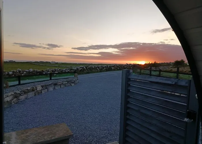 Hillside Hideaway Chalet *